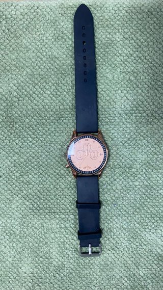 Reloj de pulsera dorado y negro