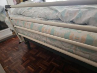 Barandilla articulada para cama. Muy buena calidad