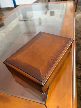 Caja de madera y cristal marrón