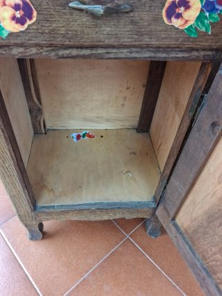 Comodino antico in legno da restaurare