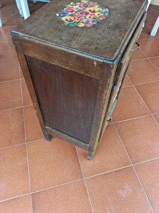 Comodino antico in legno da restaurare