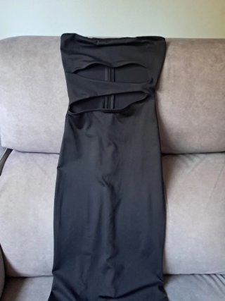 Vestido negro con aberturas y corte palabra honor.
