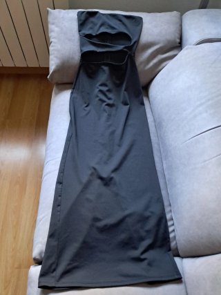 Vestido negro con aberturas y corte palabra honor.