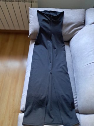Vestido negro con aberturas y corte palabra honor.