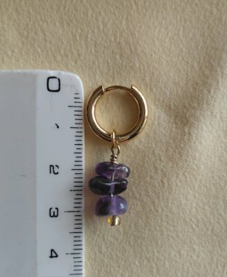 Orecchini pendenti con pietre viola