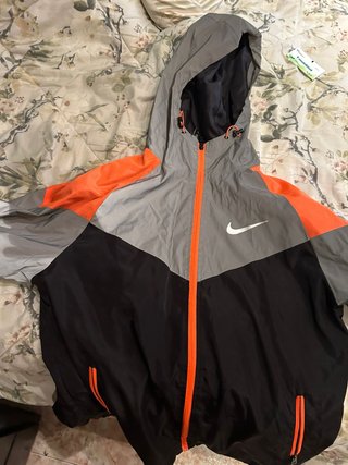 Chaqueta Nike con capucha gris y naranja