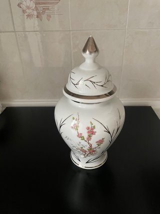 Jarrón de porcelana blanco y dorado