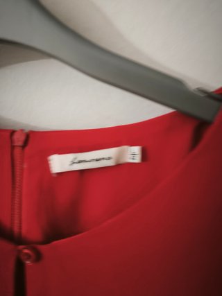 Mono rojo de fiesta con volantes
