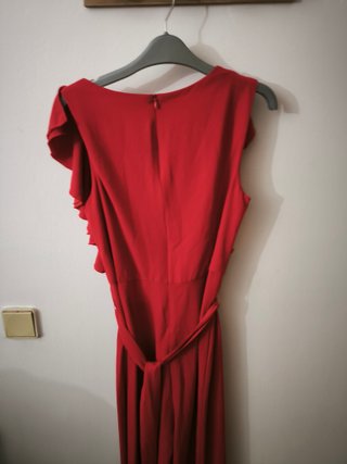 Mono rojo de fiesta con volantes