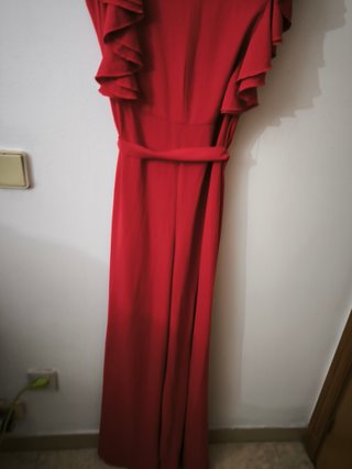 Mono rojo de fiesta con volantes