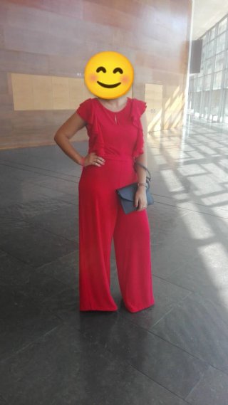 Mono rojo de fiesta con volantes