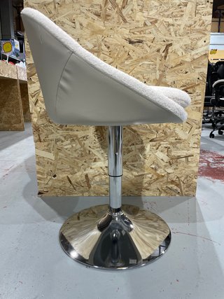 Silla de comedor beige y plateada