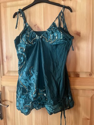 Camiseta tirantes verde con lentejuelas