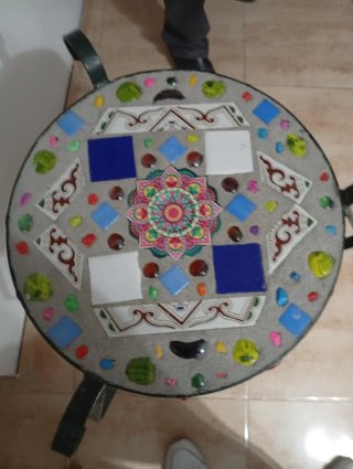 Mesa artesanal única de mosaico
