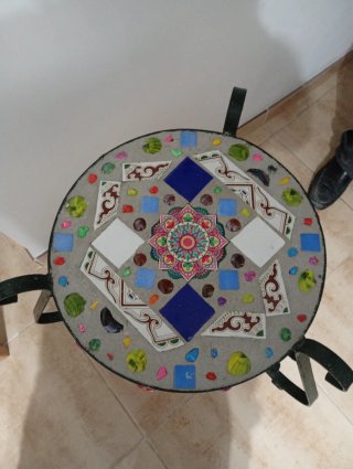 Mesa artesanal única de mosaico