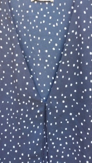 Blusa azul con lunares blancos Talla M