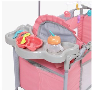Cuna de bebé rosa de muñecas con móvil