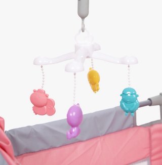 Cuna de bebé rosa de muñecas con móvil