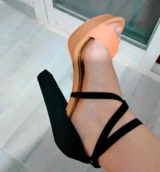 Zapatos tacón bicolor negro y coral