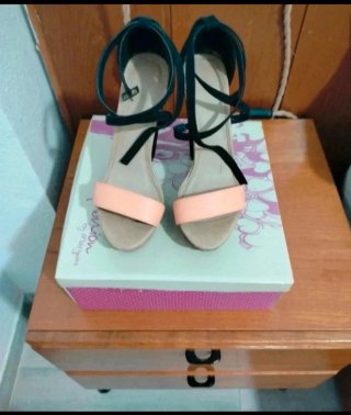 Zapatos tacón bicolor negro y coral