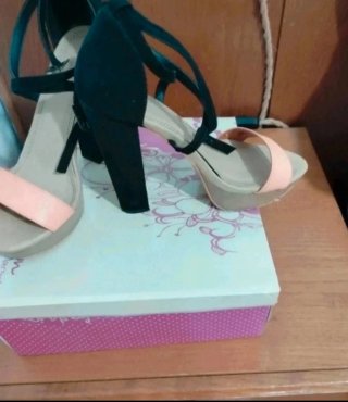 Zapatos tacón bicolor negro y coral
