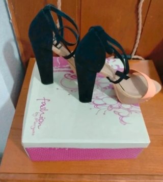 Zapatos tacón bicolor negro y coral