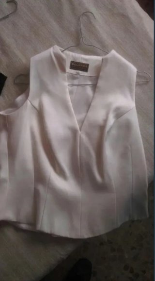 Conjunto de Dolores de falda y blusa.