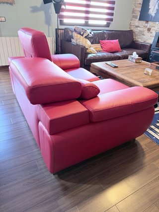 Divano in pelle rossa, quasi nuovo