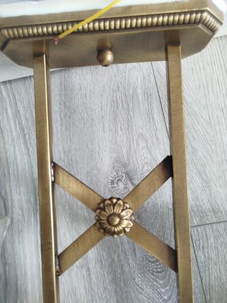 Lámpara de pared dorada con 4 tulipas