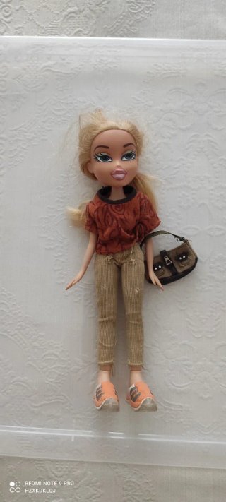 Bambola Bratz con borsa e scarpe