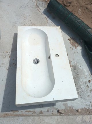 Lavamanos de piedra blanco