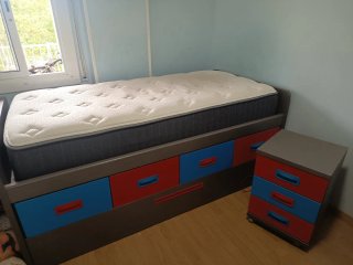Cama nido maciza con cajones y mesita a juego