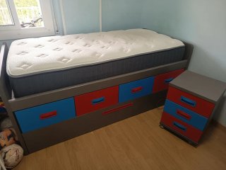 Cama nido maciza con cajones y mesita a juego