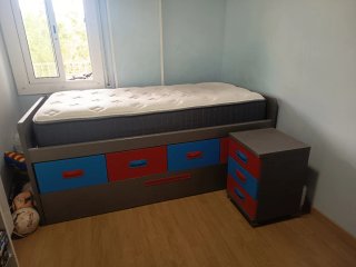 Cama nido maciza con cajones y mesita a juego