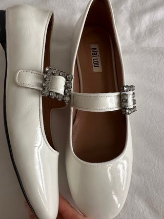 Zapatos charol Bibi Lou blancos con pedrería