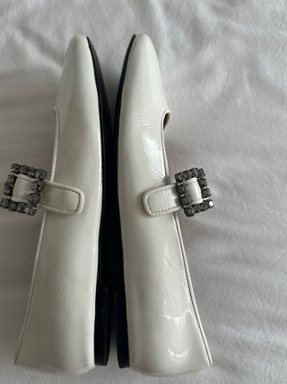Zapatos charol Bibi Lou blancos con pedrería