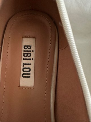 Zapatos charol Bibi Lou blancos con pedrería