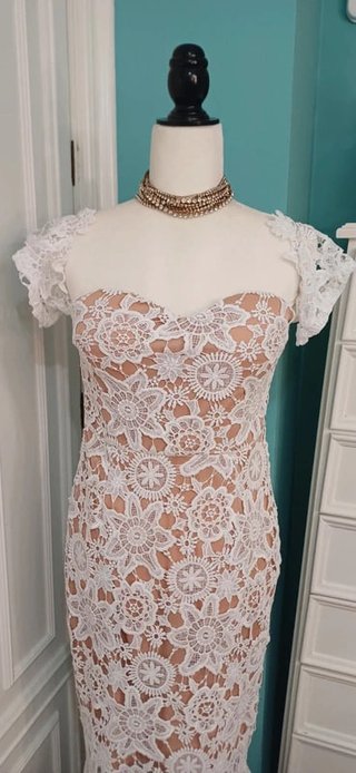 Vestido midi de encaje blanco estilo sirena