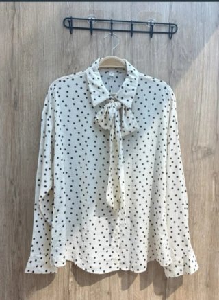 Camisa de lunares blanca y negra