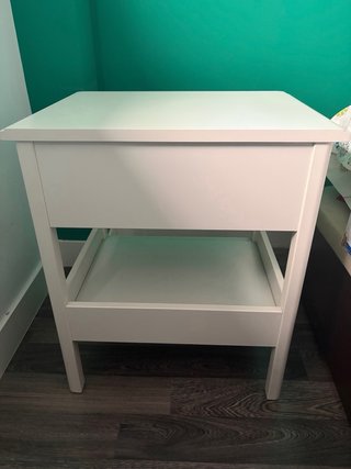 Mesita de noche blanca con cajón