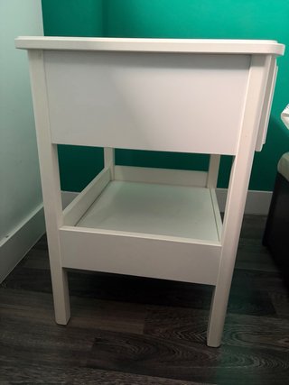 Mesita de noche blanca con cajón