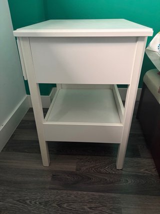 Mesita de noche blanca con cajón
