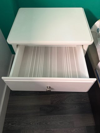 Mesita de noche blanca con cajón