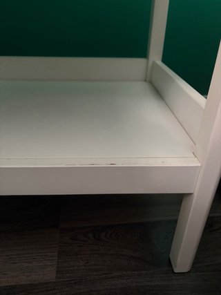 Mesita de noche blanca con cajón