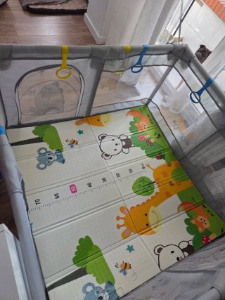 Parque infantil gris