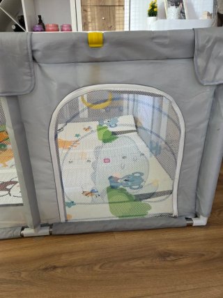 Parque infantil gris