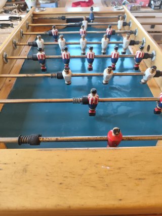 Futbolín de madera de bar