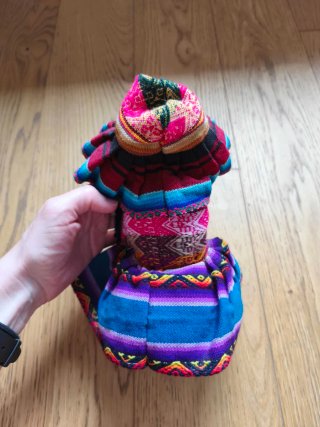 Muñeca peruana artesanal con flauta