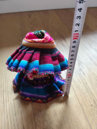 Muñeca peruana artesanal con flauta