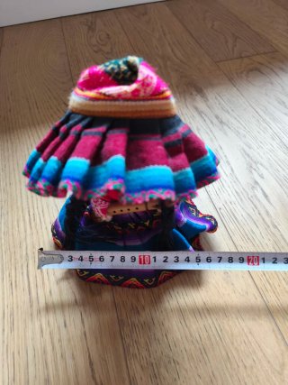 Muñeca peruana artesanal con flauta